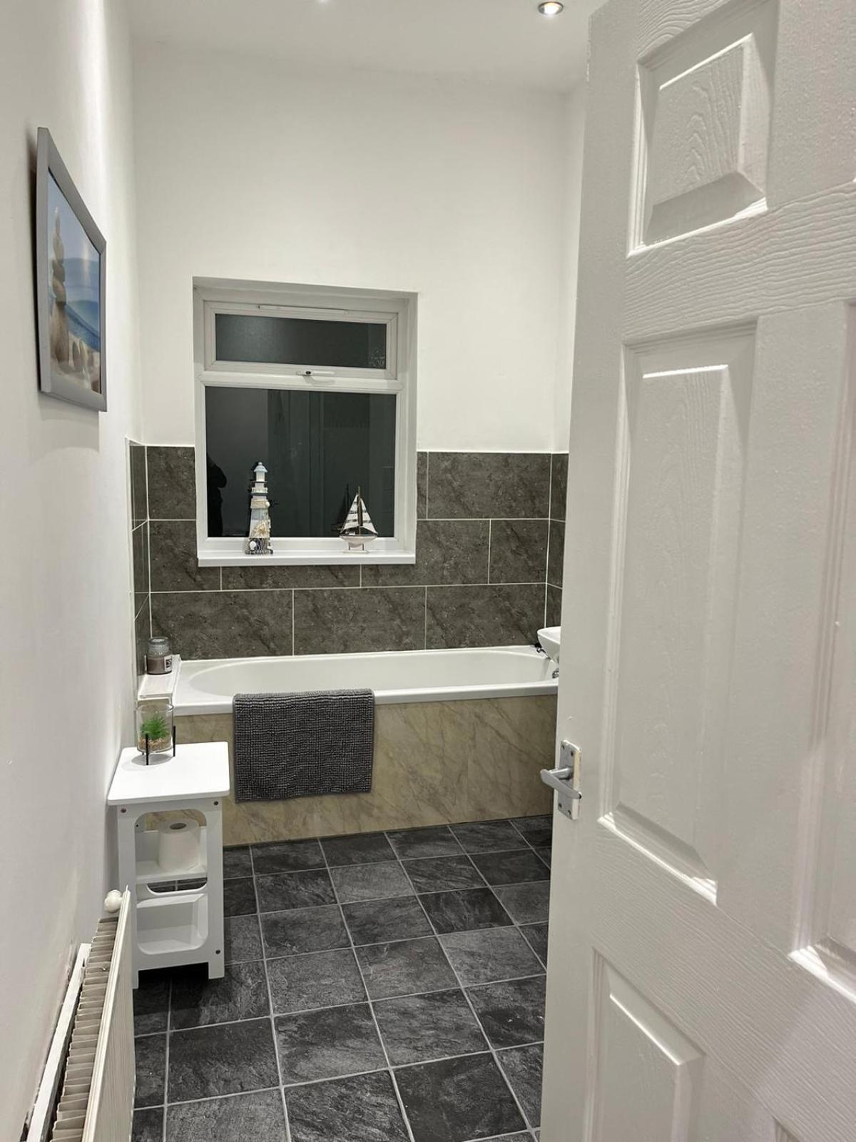Large Ground Floor Apartment - South Shields - 3 Minutes From South Tyneside Hospital, 8 Minutes From Beach מראה חיצוני תמונה